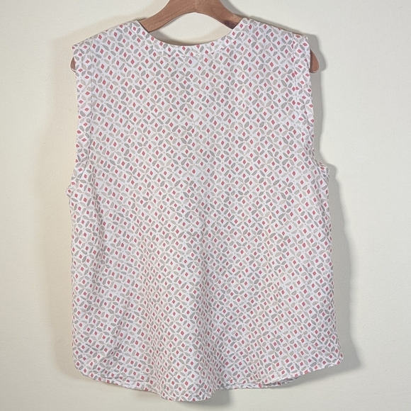 ✨ Loft Sleeveless Summer Blouse with Subtle Pink Diamond Print ✨ - Picture 3 of 7